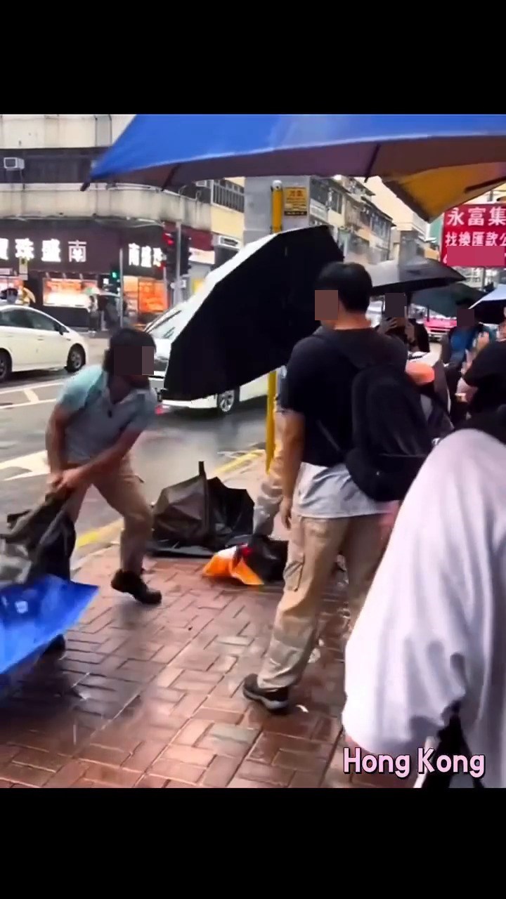 男子背囊當流星錘亂舞連環圖(三)。fb截圖 男子背囊當流星錘亂舞連環圖(三)。fb截圖