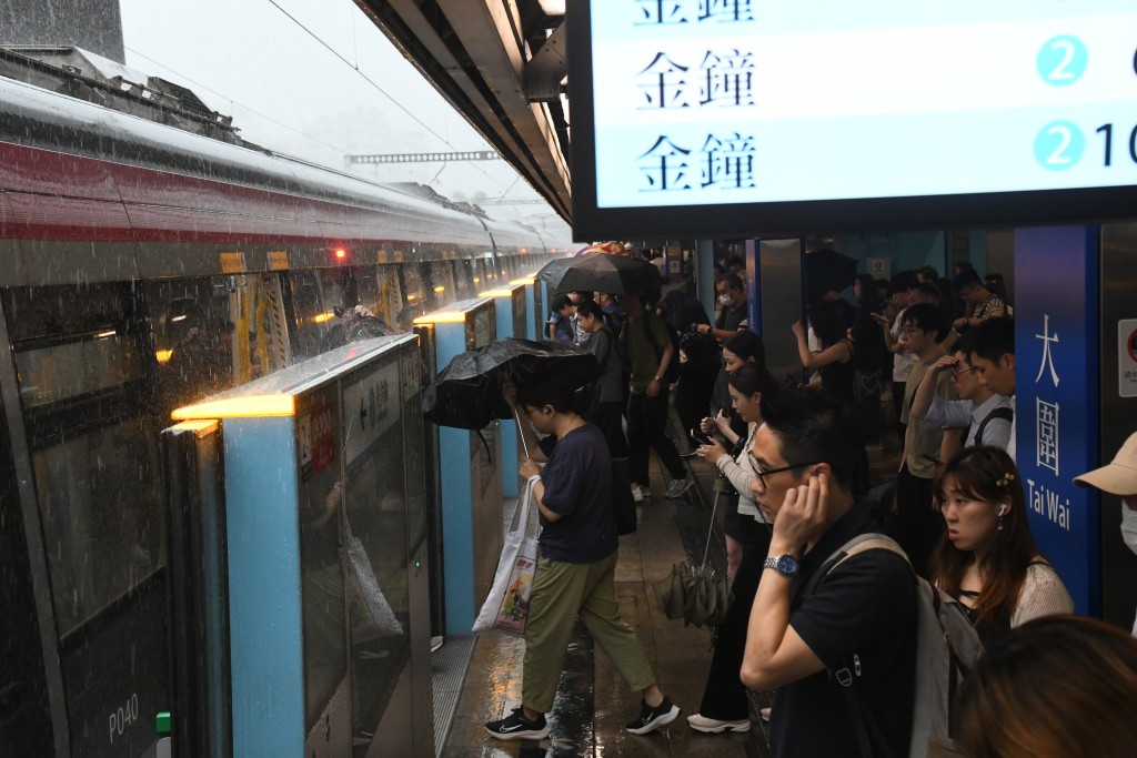 近日香港極端天氣頻生,不少市民的上下班安全問題令人擔憂。 近日香港極端天氣頻生,不少市民的上下班安全問題令人擔憂。
