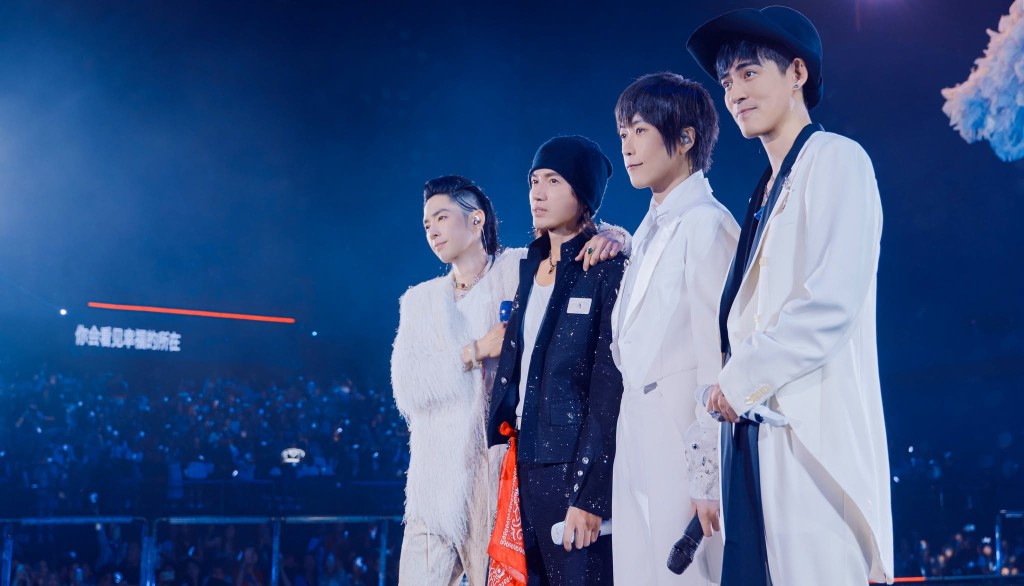 F4正舉行《F✦ FOREVER恆星之城》巡迴演唱會,由F3加上五月天的阿信演出。 F4正舉行《F✦ FOREVER恆星之城》巡迴演唱會,由F3加上五月天的阿信演出。