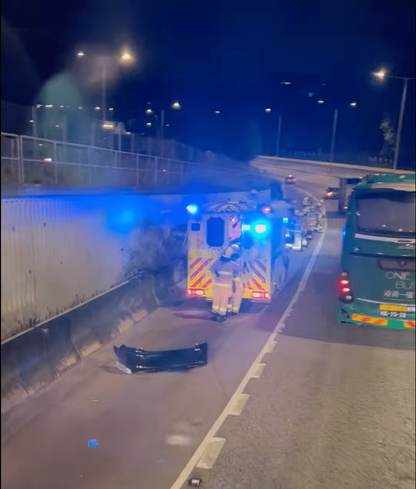 救護車趕至現場為傷人進行治理。Facebook 屯門公路塞車關注組影片截圖 救護車趕至現場為傷人進行治理。Facebook 屯門公路塞車關注組影片截圖