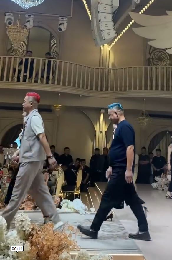 9人组成的河南“彩虹舅舅团”在网上成为焦点。