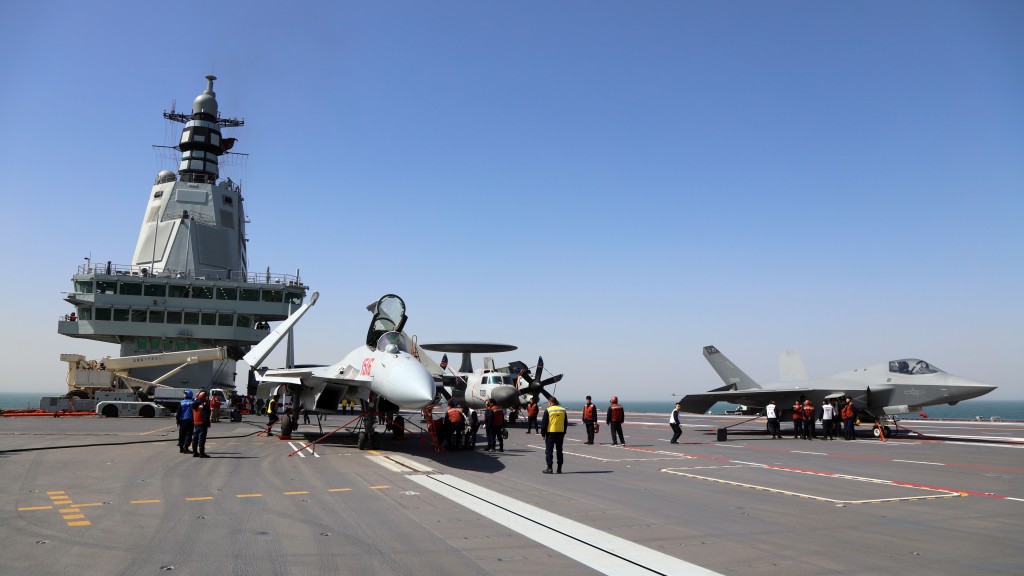 殲-15T、殲-35和空警-600三型艦載機列陣福建艦飛行甲板。 新華社