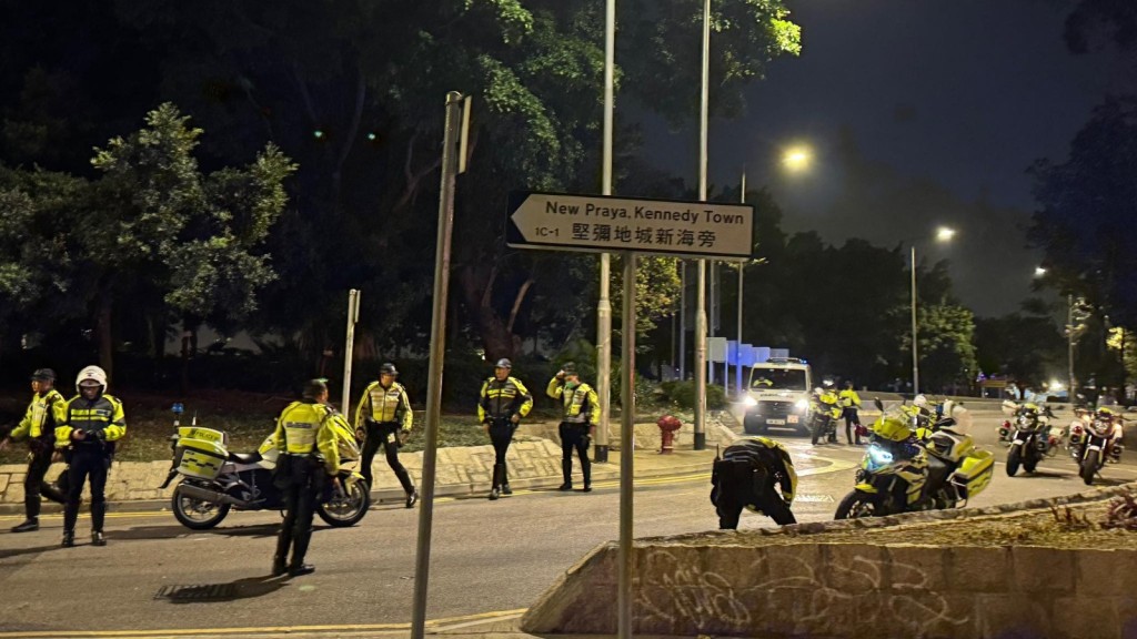 大批警員意外後趕至現場。Facebook 西環變幻時 圖片