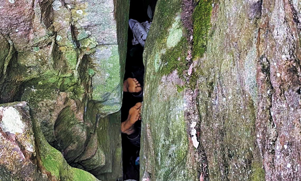 坎貝爾頭下腳上卡石縫，露出腳板。
