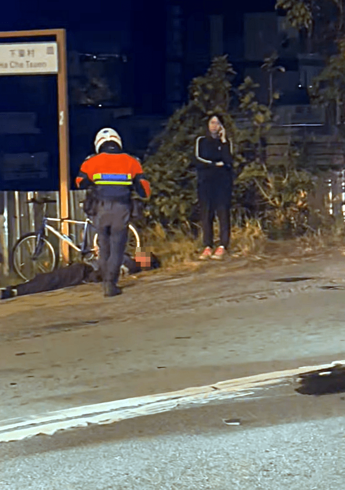 鐵騎士倒卧地上。fb：馬路的事 (即時交通資訊台)