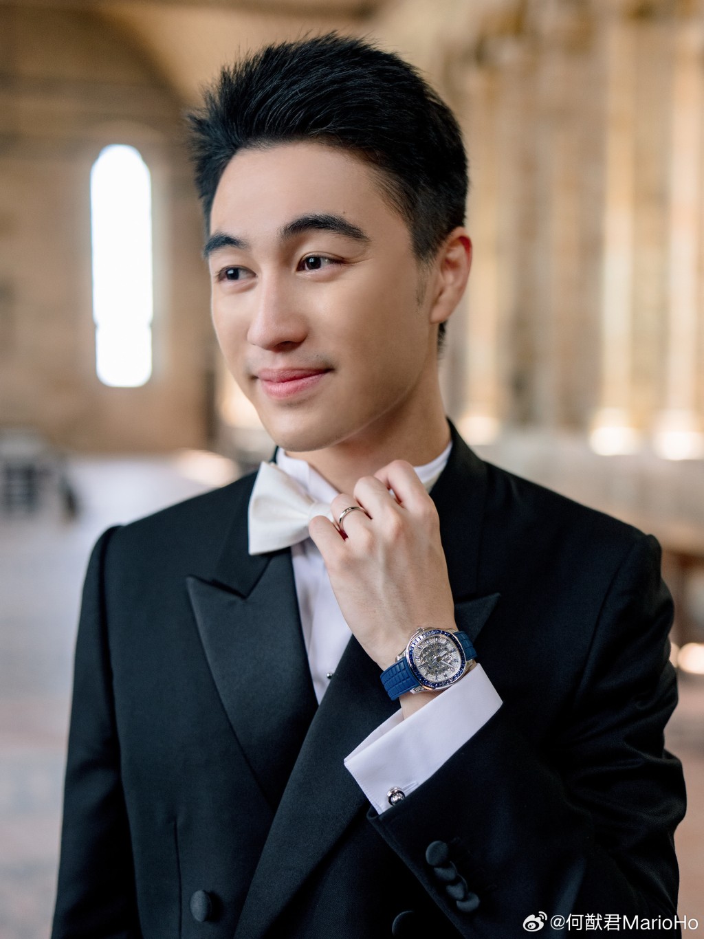 婚禮後，何猷君與奚夢瑤同步在微博等社交平台上發布了一系列絕美婚紗照，並配文「我們的紀念日+1」。