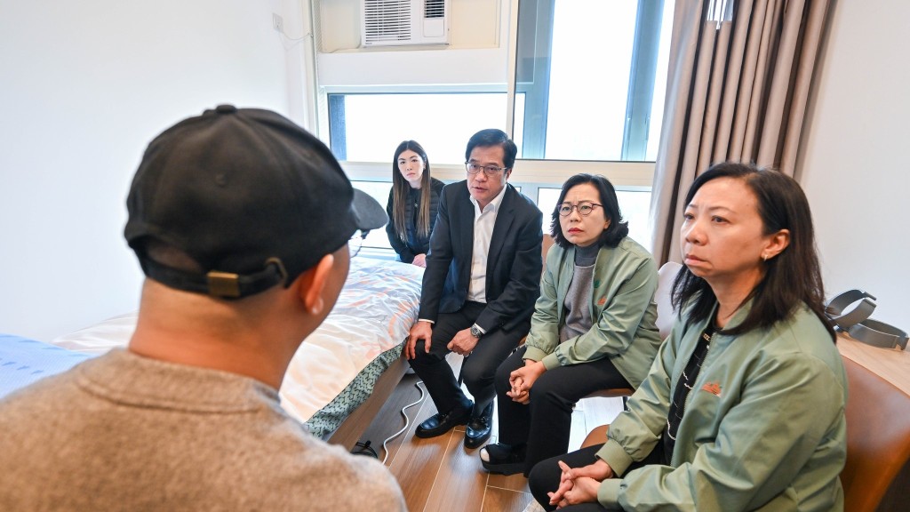 大埔宏福苑五級火︱黃偉綸麥美娟訪元朗青年宿舍慰問受災戶 指約1827人已獲安排暫住