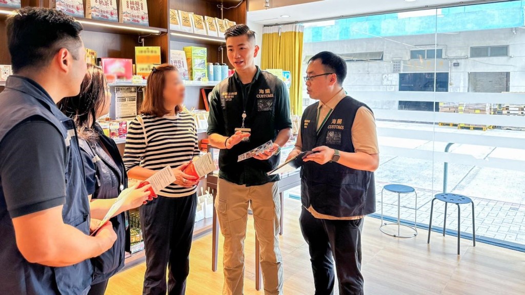 海關夥旅監局巡查多個旅客熱門購物點 提醒商戶須遵守《商明》規定。海關FB