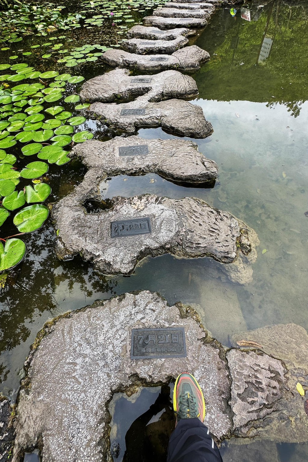樓主：進入景區，先來個「數生步」，腳下踏過的石墩，都是水中天然石塊，剛好365塊。圖片授權David Cheng