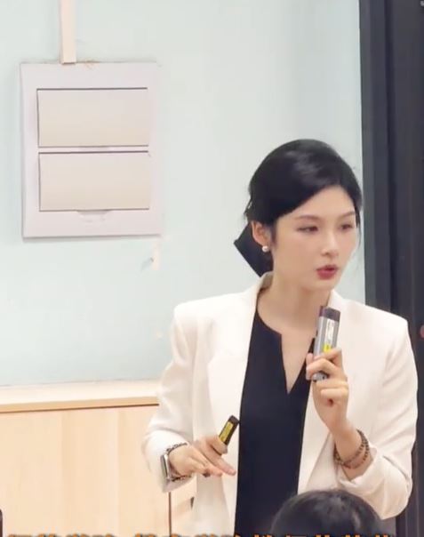 湖南第一师大副教授黄蓝紫因超高颜值，在网上人气急升。抖音