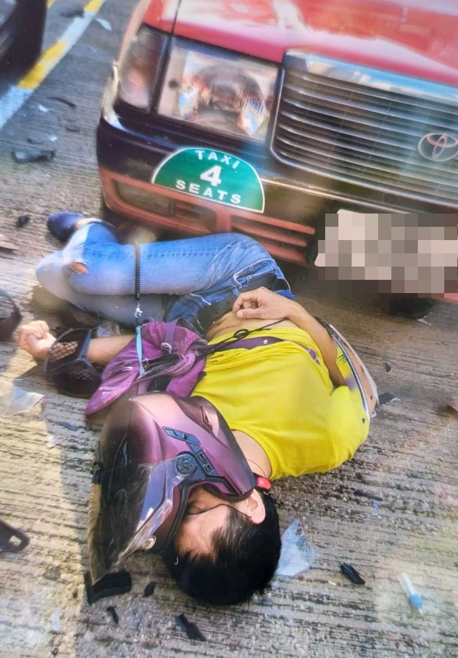 鐵騎士被撞飛再拋落地頭部重創昏迷。