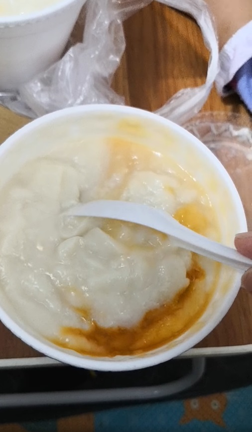 網民在街市買的豆腐花異常粘稠到似白漿糊。網民Carmen Lin片段截圖
