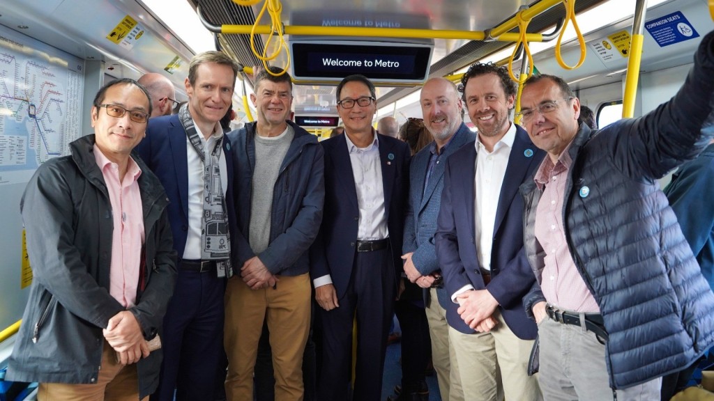  墨爾本地鐵隧道上周開通，港鐵公司物業及國際業務總監鄧智輝（圖中) 亦專程飛往當地出席通車儀式，並登上首班列車，感受地鐵隧道的車站配套與便利。