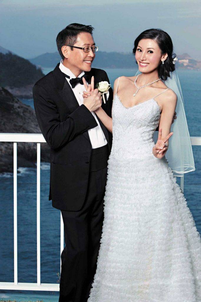 李嘉欣身穿的Bellantuono白色吊帶婚紗，價值約100萬元，另一套香港設計師張潔雯設計的米白色婚紗約30萬元。