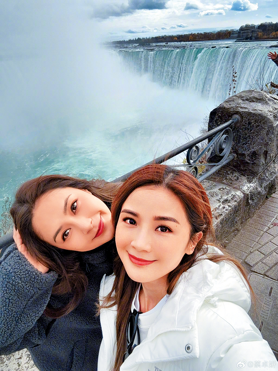 早前身在加拿大，阿Sa跟阿娇抽空重游大瀑布。