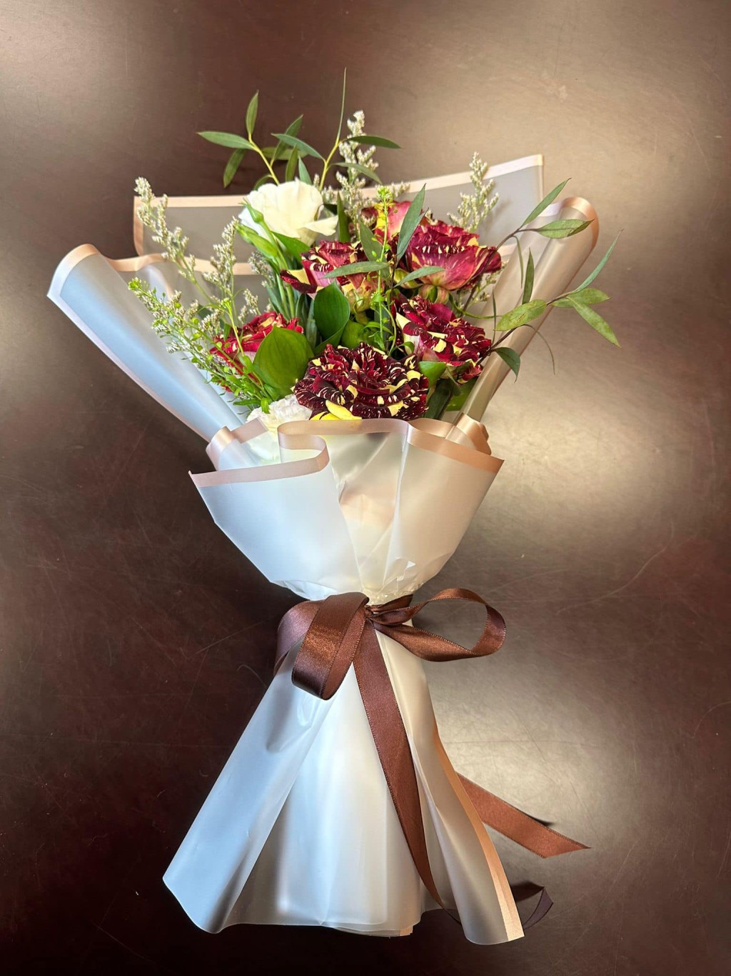 正在澳洲访问的蔡若莲今日亦在社交平台回应李家超，表示很久没有收花了，感谢特首送来节日的惊喜。