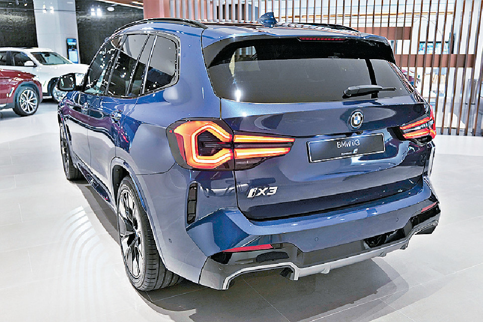 ■车尾灯跟新版X3一样应用了新款LED设计。 ■车尾灯跟新版X3一样应用了新款LED设计。