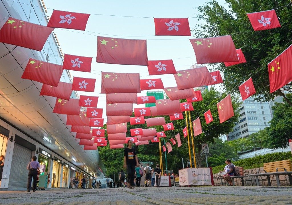 政府在超過3000個地點，展示逾11萬件裝飾品，當中國旗和區旗的數目，由5千大增至超過7萬面。卓永興FB圖片