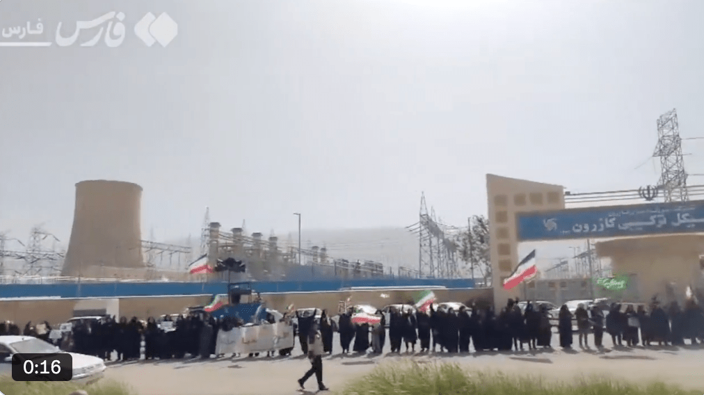报道指，虽然德黑兰部分电厂已因安全理由提前封锁，但全国各地仍有民众响应号召，去到发电站及桥梁筑成人链，称要保护这些设施。X@RapidReport2025
