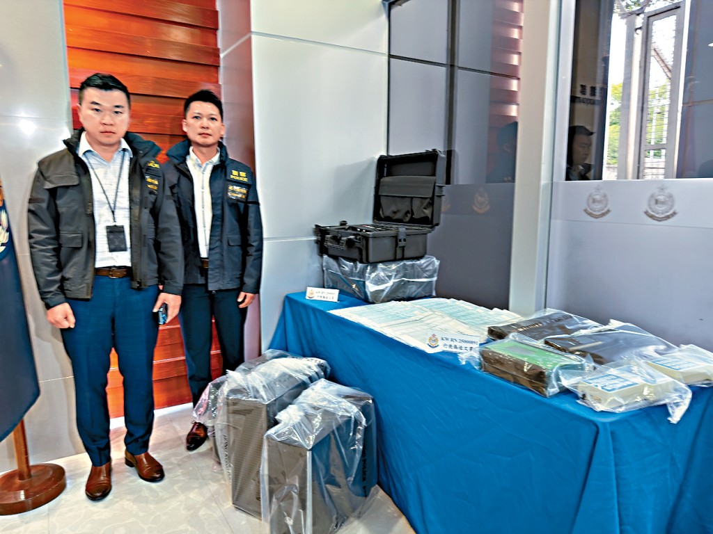 西九龍總區刑事部警司賈錦琳（左）及重案組第三隊總督察許仲恒講述案情。