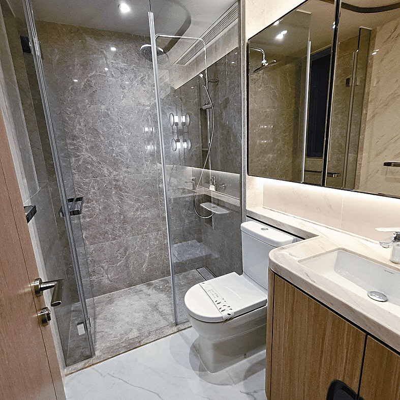 浴室中以大理石設計洗手台面、浴缸及牆身。