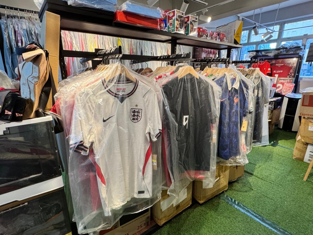 今屆傳統強隊的波衫依然備受追捧。（圖片來源：Directsoccer 球衣專門店 FB）