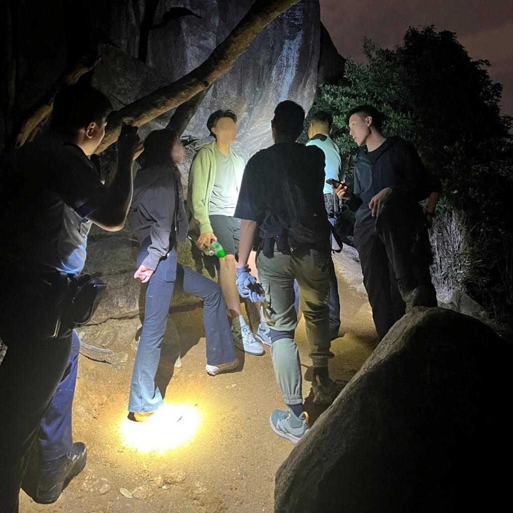 兩名旅客於北角紅香爐峰迷路。警方FB 兩名旅客於北角紅香爐峰迷路。警方FB