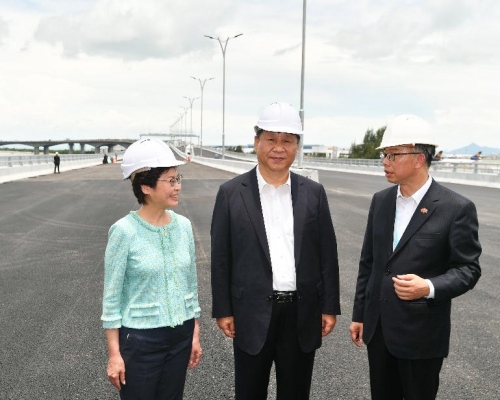 習近平由林鄭陪同,視察港珠澳大橋香港接線,聽取運房局長陳帆(右)介紹。政府新聞處圖片