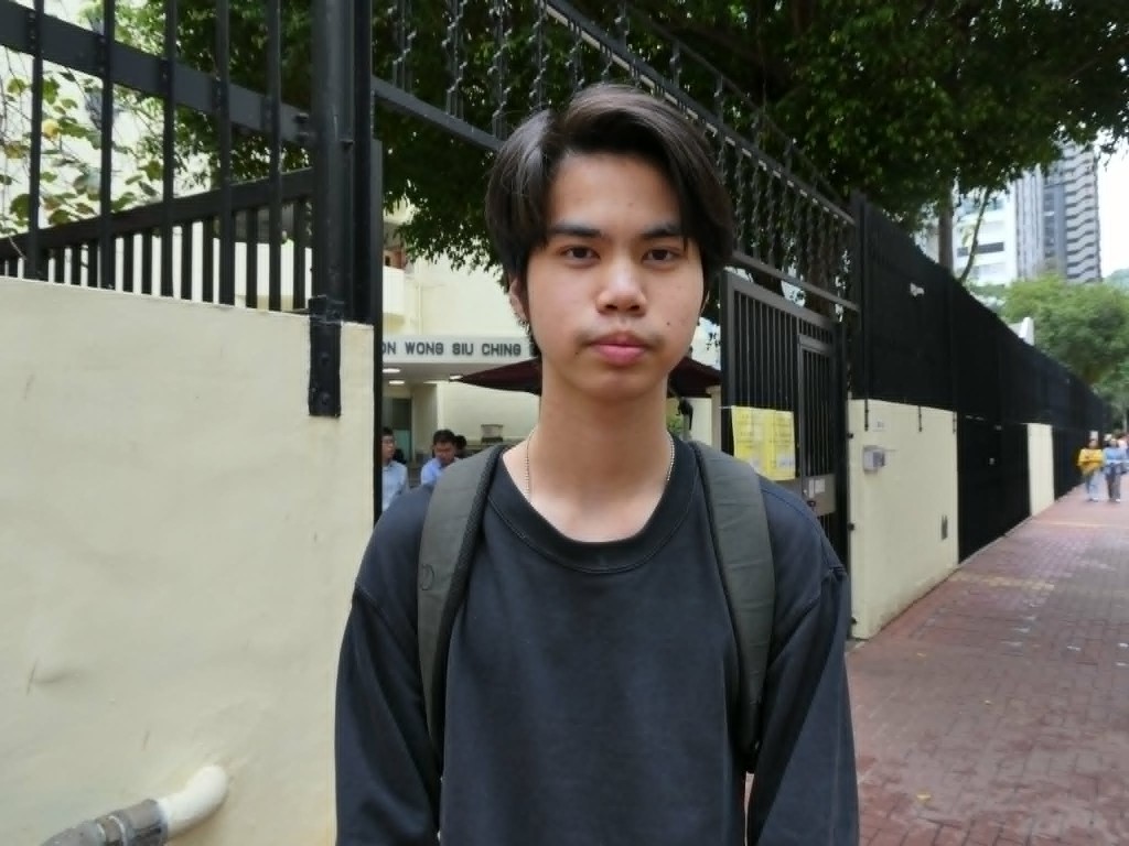 郭同學認為試卷難度中等，自己因有溫習現代史，卷一大致能夠應付。