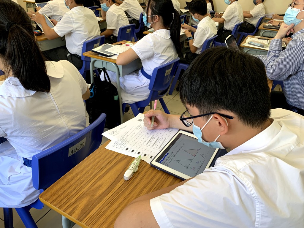 「翻轉教學」模式着重使用電子教材輔助教學，學生上課時使用平板電腦作探究，過程中老師會巡視以支援學生。