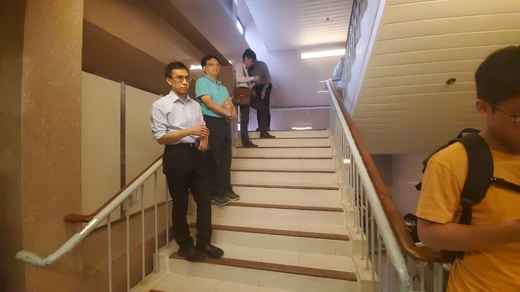 多名科大教職員及學生到場守候。