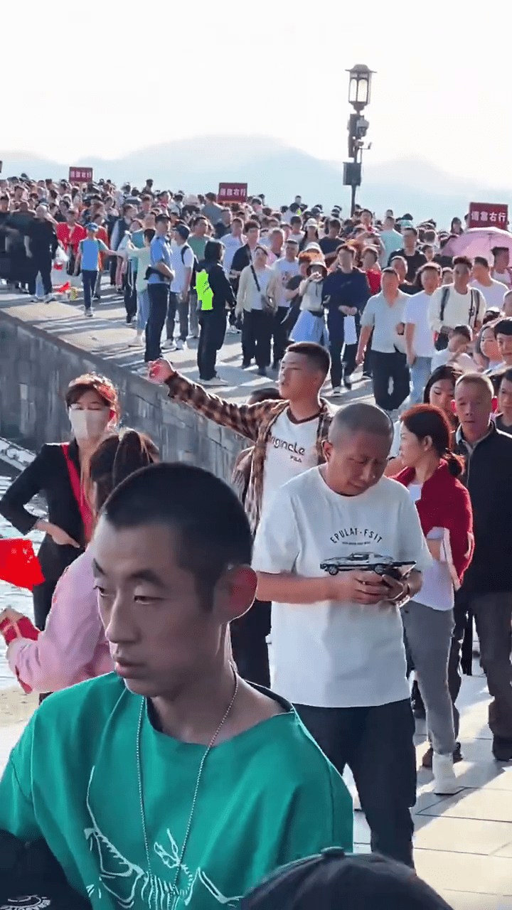 國慶假期，杭州西湖景區開啟「人山人海」模式。
