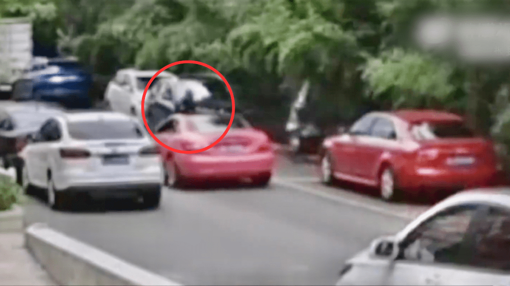 私家車頂着保安開到路上。