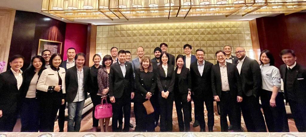 陳澤銘（前排右四）出席新加坡法律年度開啟典禮。香港律師會FB圖片