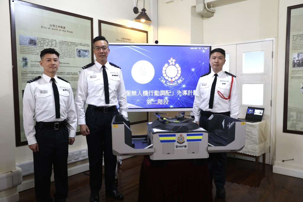 重点及搜查组警司高仲英(中)、山顶分区指挥官李国耀(左)和长洲分区指挥官刘键衡(右)讲述第二阶段“小型无人机行动调配”先导计划的安排。 刘汉权摄