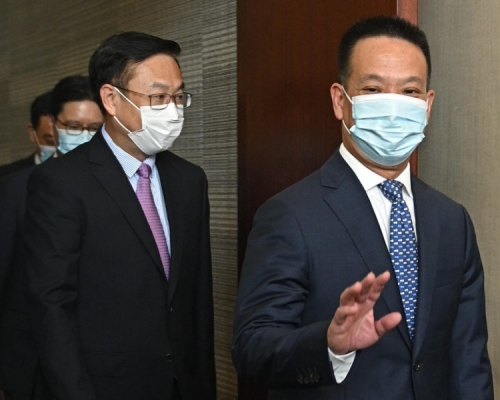 港澳办副主任黄柳权（右）指香港应主动拥抱内地的庞大市场。