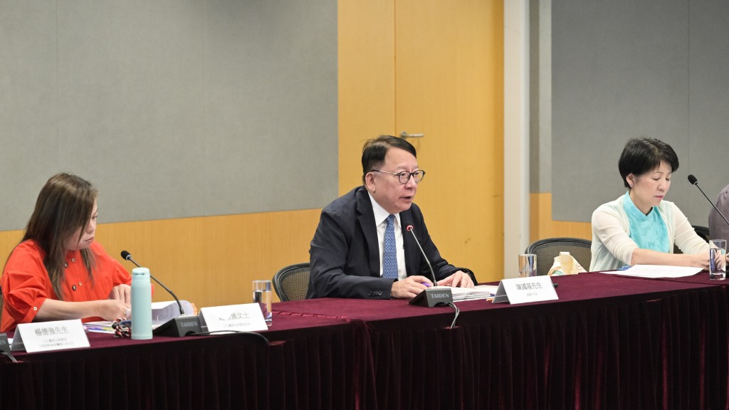 籌委會主席兼政務司司長陳國基（中）、籌委會秘書長兼文化體育及旅遊局局長羅淑佩（左一）和籌委會副秘書長兼文體旅局常任秘書長沈鳳君（右一）出席會議。政府新聞處