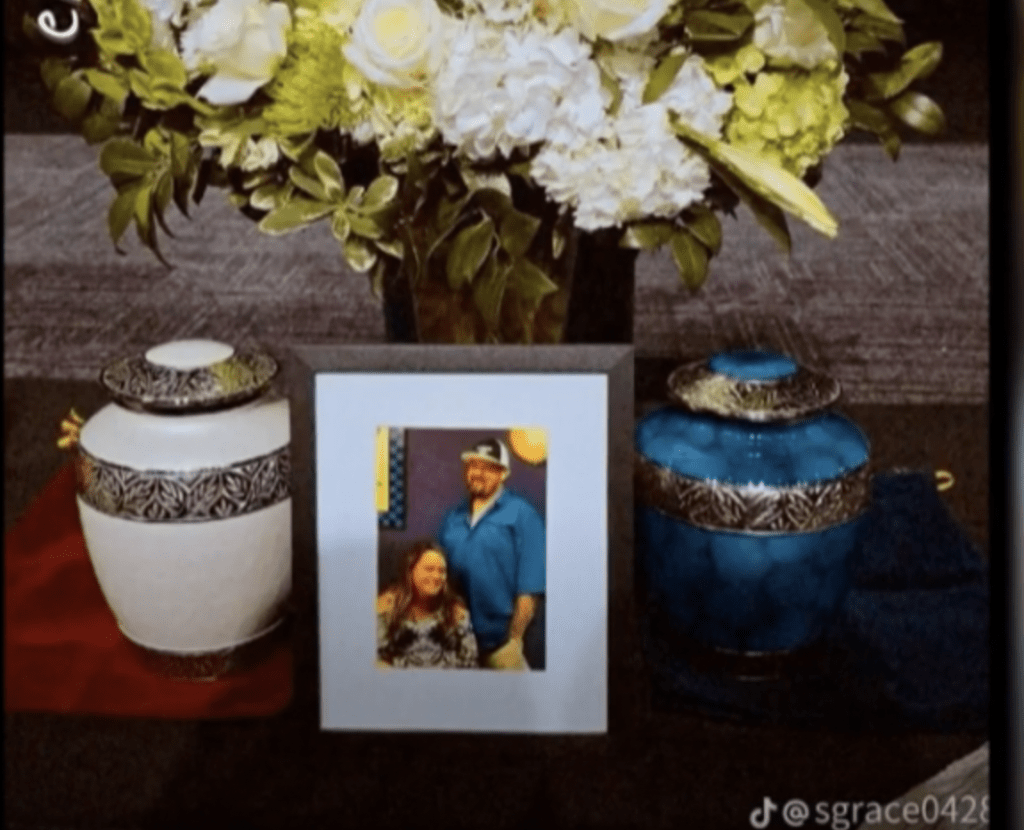 莎拉在網上展示雙親遺照,以示孝心。 莎拉在網上展示雙親遺照,以示孝心。