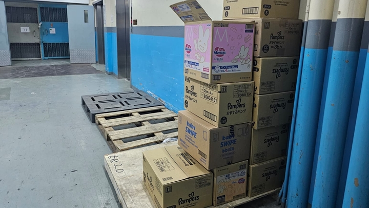 店方將一箱箱尿片放在升降機大堂,卻被「整蠱」指貨品過期可取走。 店方將一箱箱尿片放在升降機大堂,卻被「整蠱」指貨品過期可取走。