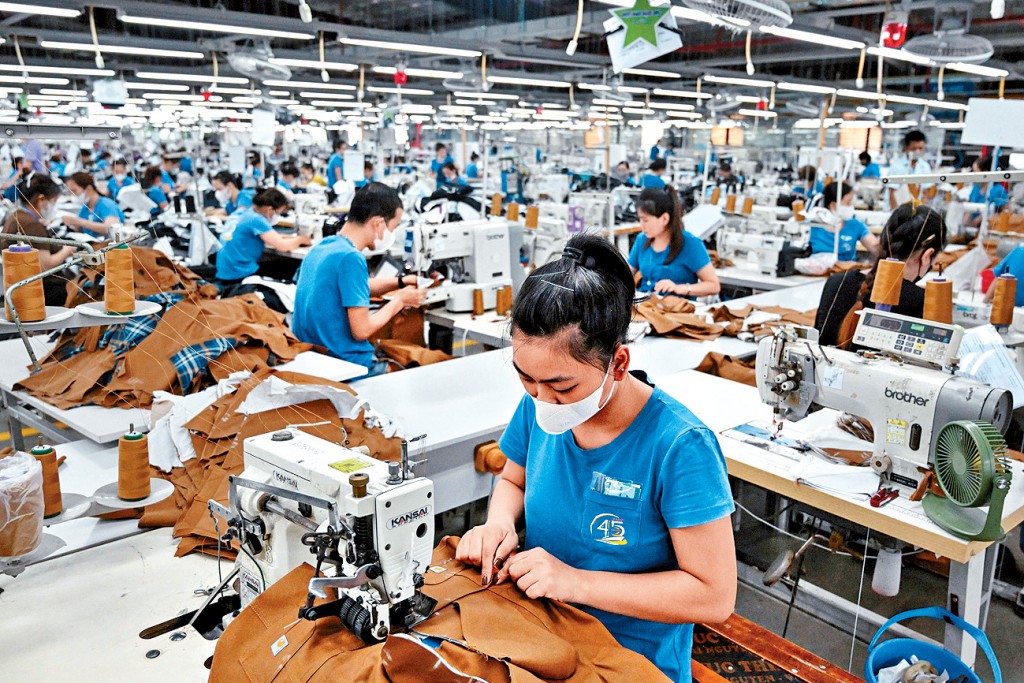 越南是全球成衣、球鞋的生產重鎮,圖為該國東北部太原省的一間服裝廠。
