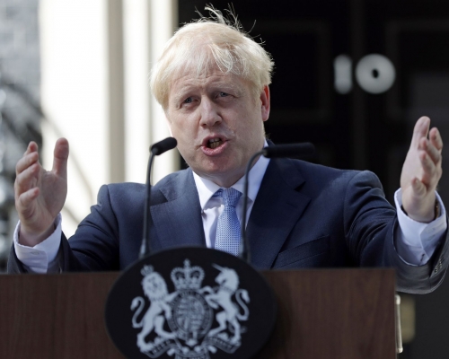 過半數受訪者支持約翰遜應採用「任何途徑」帶領英國脫離歐盟。AP