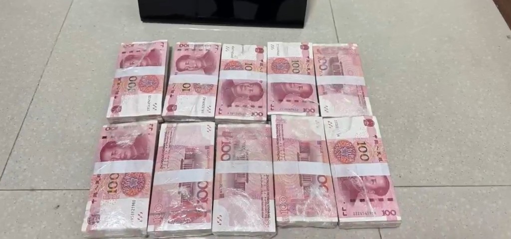 女客羅湖口岸出境內地被查,腰腹暗藏人民幣20萬。 女客羅湖口岸出境內地被查,腰腹暗藏人民幣20萬。