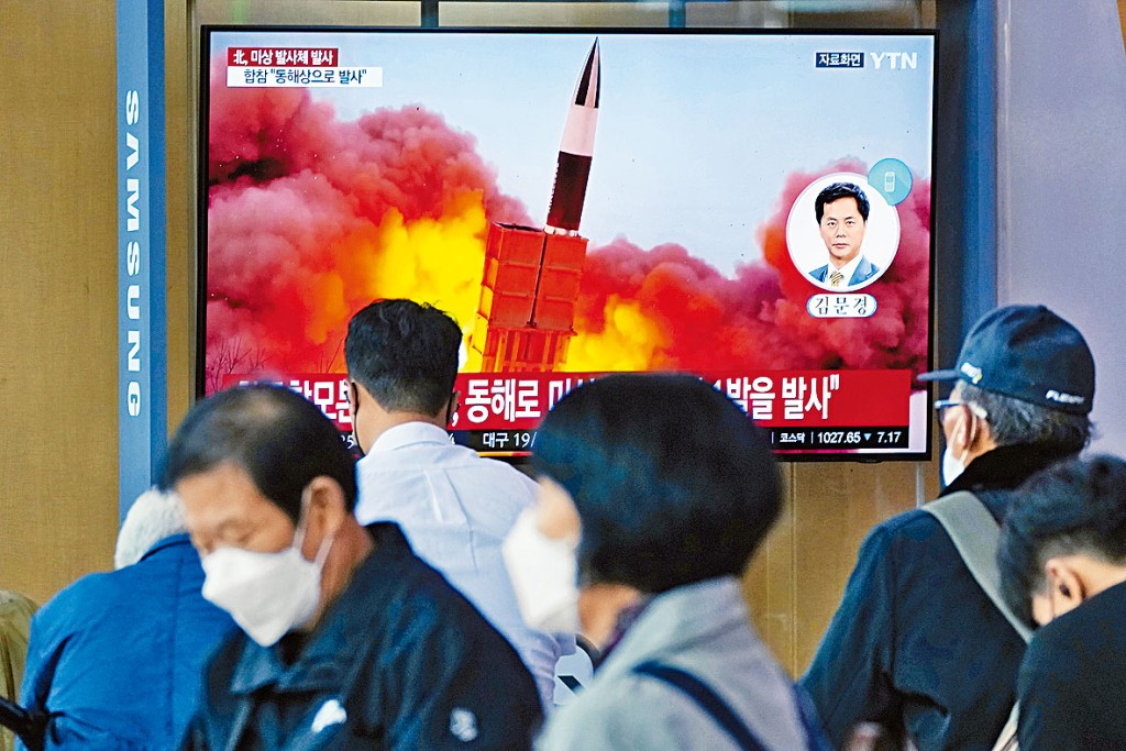 首爾火車站大電視昨日播出北韓試射導彈的新聞。