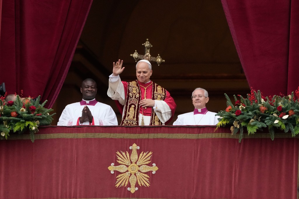 教宗良十四世在圣诞节于梵蒂冈伯多禄大殿中央阳台颁布了他的首篇圣诞文告。美联社