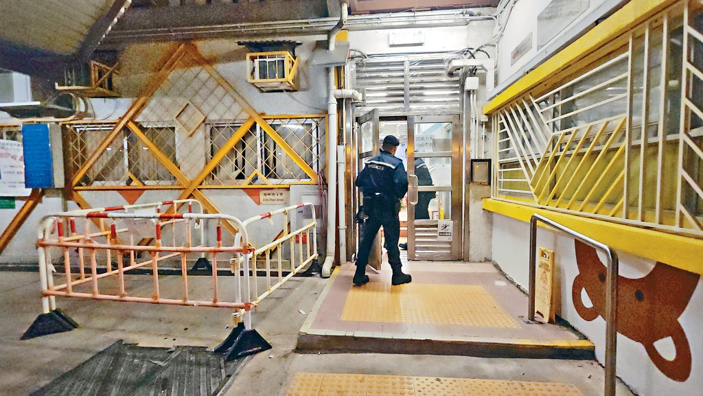 警方到發生倫常命案的湖景邨進行調查。
