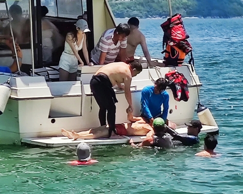 西貢一名男子遇溺昏迷，被人發現並救上船急救。讀者提供
