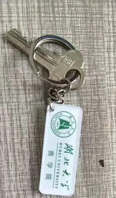 有清潔工在湖邊找到張鈺臻的鎖匙。紫牛新聞 有清潔工在湖邊找到張鈺臻的鎖匙。紫牛新聞