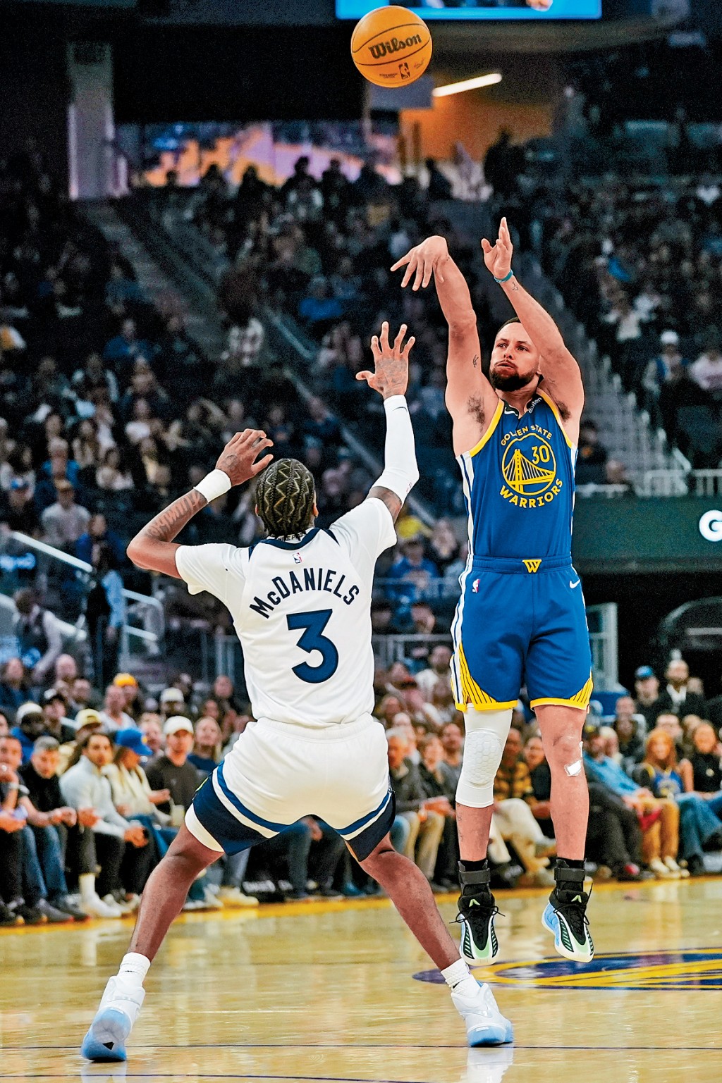 史堤芬居利(右)投中39分。