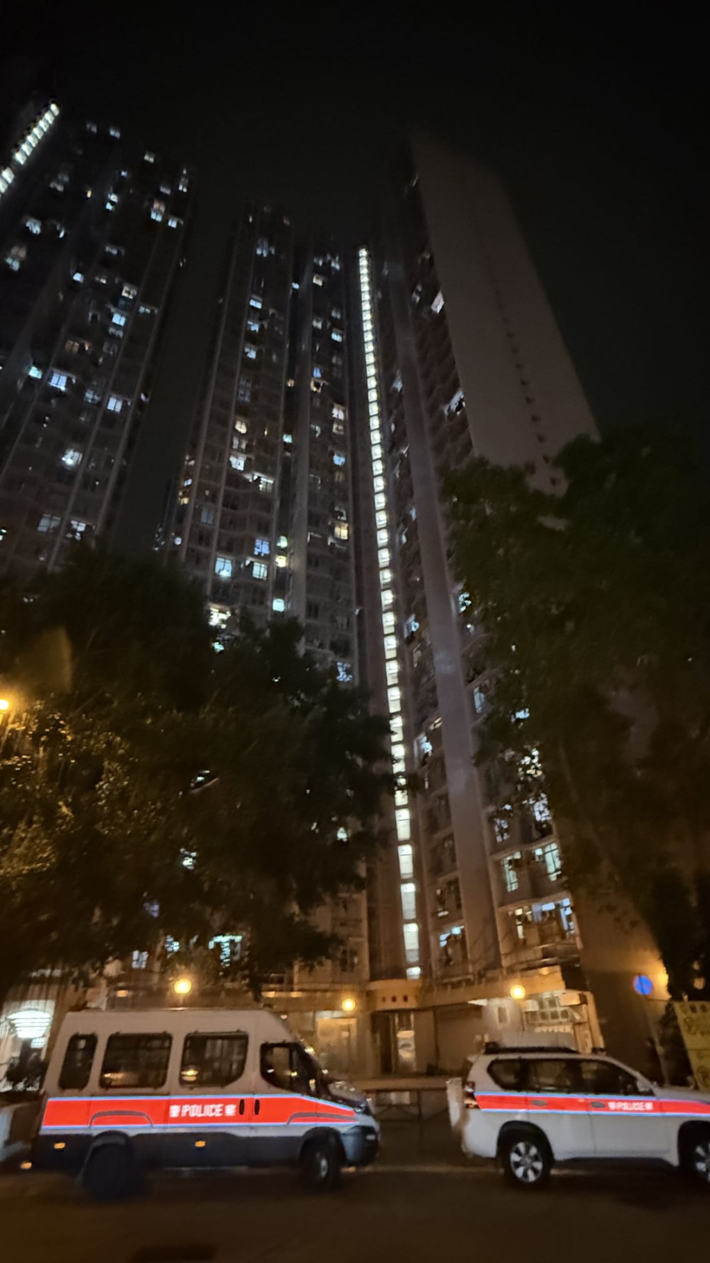 將軍澳尚德邨尚仁樓一名77歲老翁疑被凳夾困昏迷，當場不治。黎志偉攝