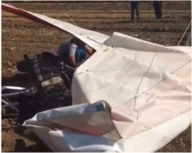 兩架小型機相撞後墜毀。網圖
